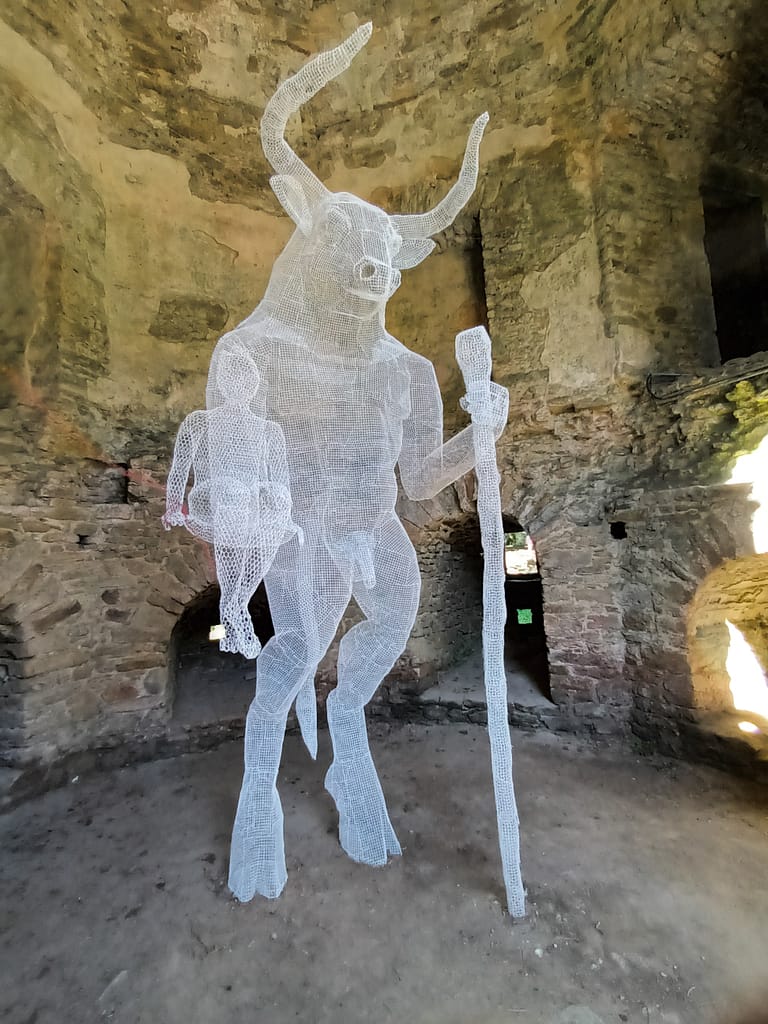 Exposition "Labyrinthes" de l'artiste Daniela Capaccioli lors de ma visite avec mon chien au château de Ranrouët à Herbignac