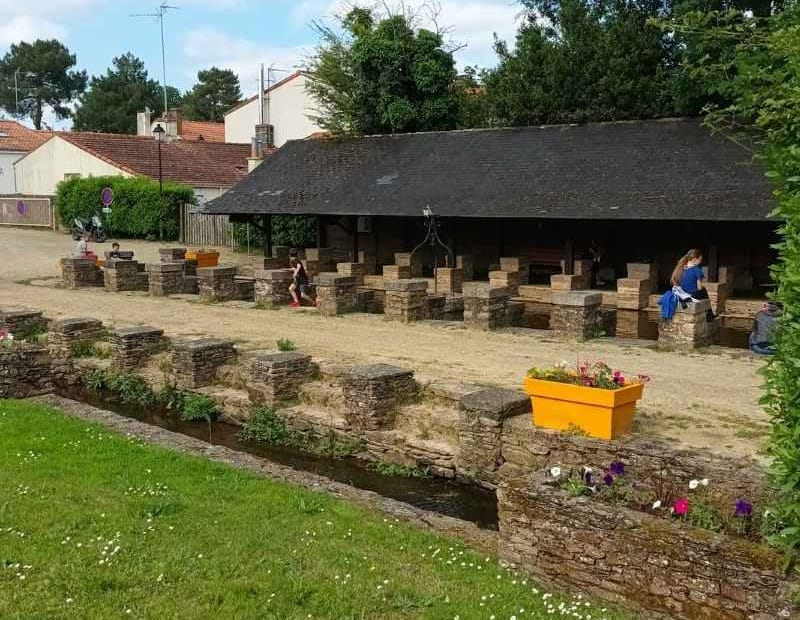 Patrimoine & Sites Culturels avec son chien : enfants jouant près du lavoir de Saint-Père en Retz