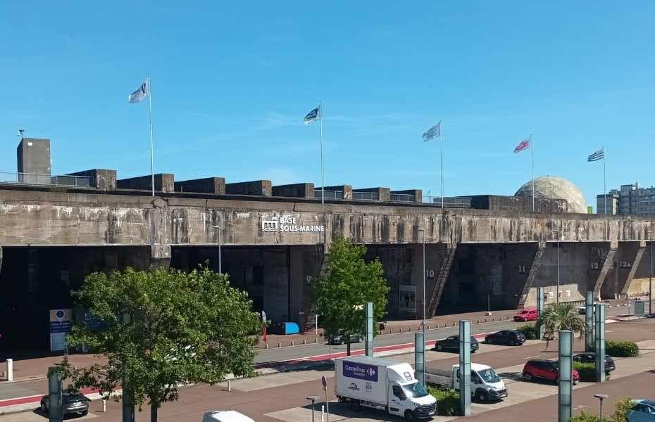 Patrimoine & Sites Culturels avec son chien : vue sur la base sous marine de Saint-Nazaire en Loire-Atlantique