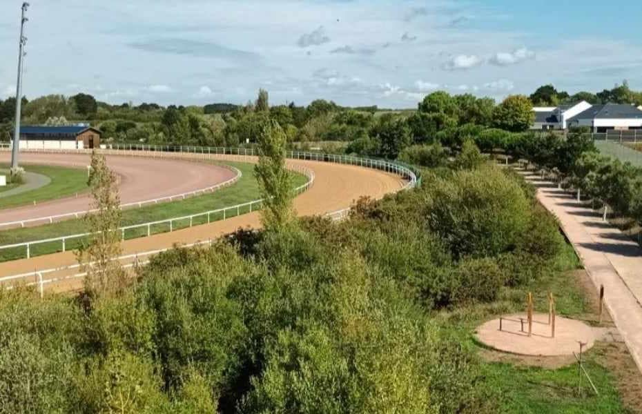 Parcs et Jardins avec son chien : vue sur une partie de l'hippodrome, ses agrès et le sentier de balade du parc de l'hippodrome de Pornichet du belvédère d'une des tours énergie