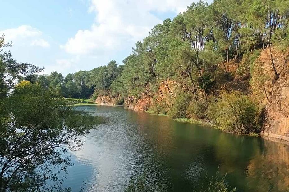 Balades & Randonnées avec son chien : Vue sur le site naturel de Bernugat niché dans une forêt lors d'une randonnée avec mon chien à Saint Gildas des Bois en Loire-Atlantique