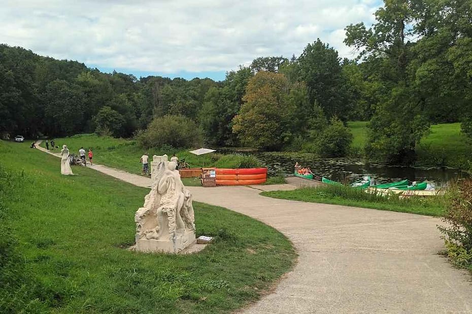 Patrimoine & Sites Culturels avec son chien : vue sur le sentier où il y a des sculptures à Oudon