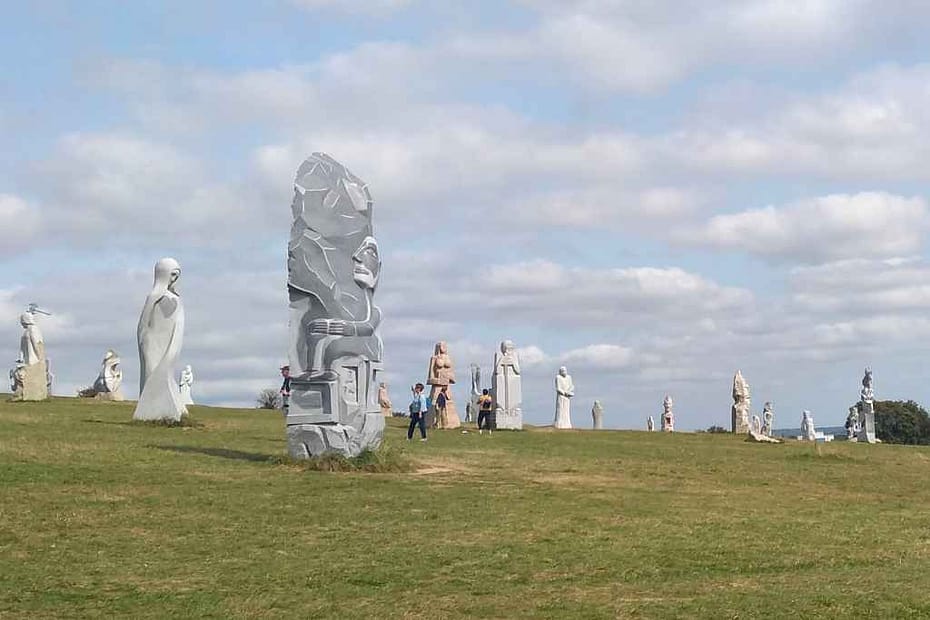 Escapades au-delà de la Loire-Atlantique : visite avec mon chien de la vallée des saints à Carnoët en bretagne