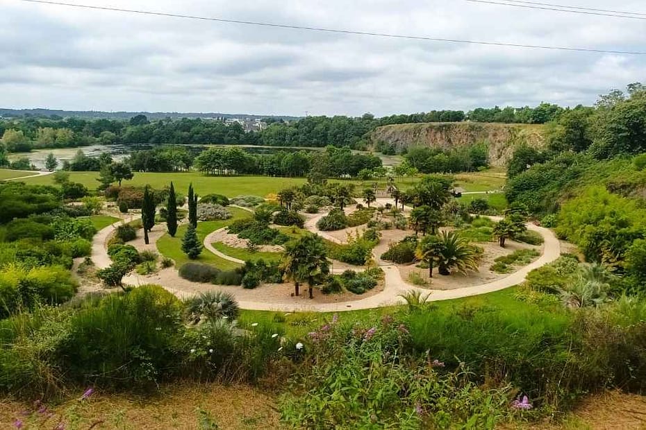Parcs et Jardins avec son chien : vue panoramique du belvédère sur le jardin méditerranéen du parc de la Carrière à Saint-Herblain