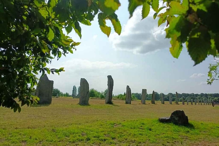 alignements de menhirs au Parc de Sculptures Monumentales à Mouzeil