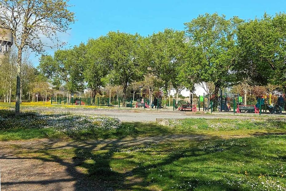 Parcs et Jardins avec son chien : aire de jeux de la Coulée verte, balade avec chien