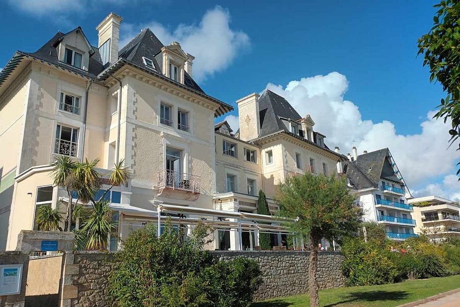 Balades & Randonnées avec son chien : vue sur la Villa Caroline de l'esplanade Benoit lors d'une balade canine