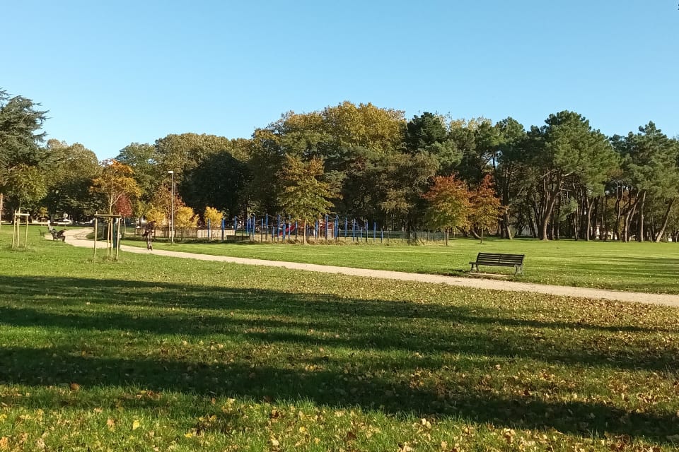 Parcs et jardins avec son chien en Loire-Atlantique : vue sur le parc paysager de Saint-Nazaire et son aire de jeux.